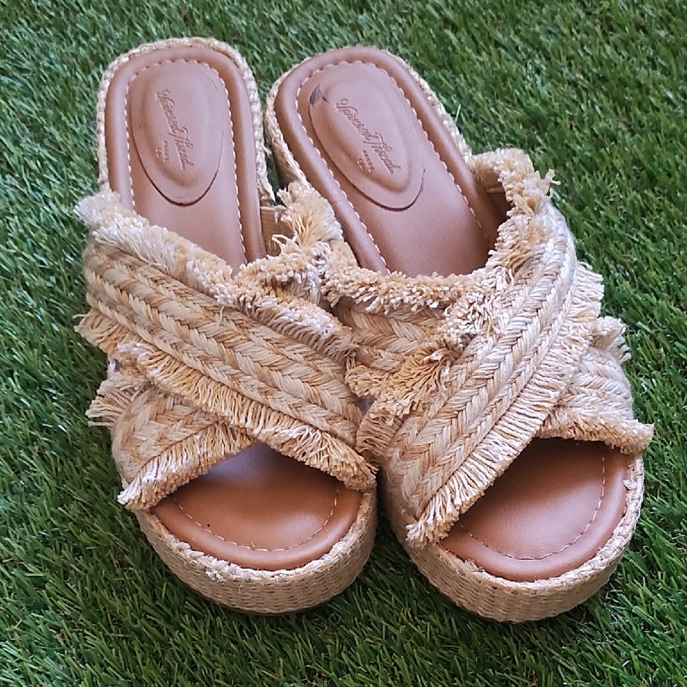 Universal Thread Sandals - Picture 2 of 4